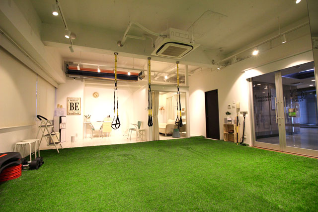 アウトドア感覚が新しい〝裸足〟トレーニングスタイル。